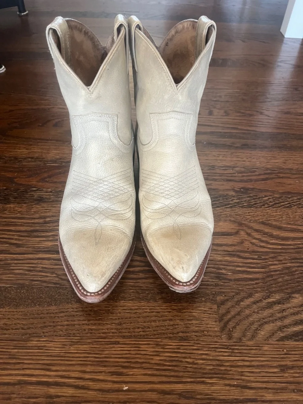 Frye Billy Short Pull-On in unique cream color - Picture 7 of 8